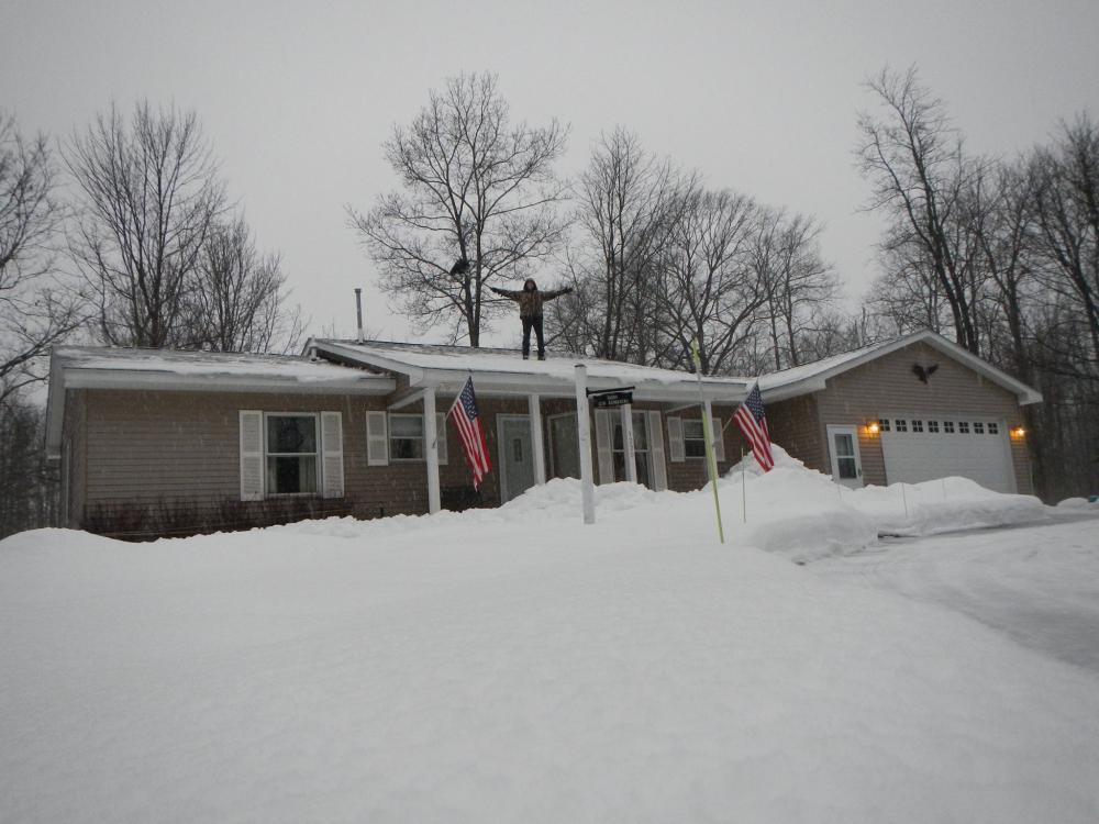 58c809e3b64fb_shoveltheroof1.thumb.jpg.5ae0e171bd08c63f5cb169b2a92e8673.jpg
