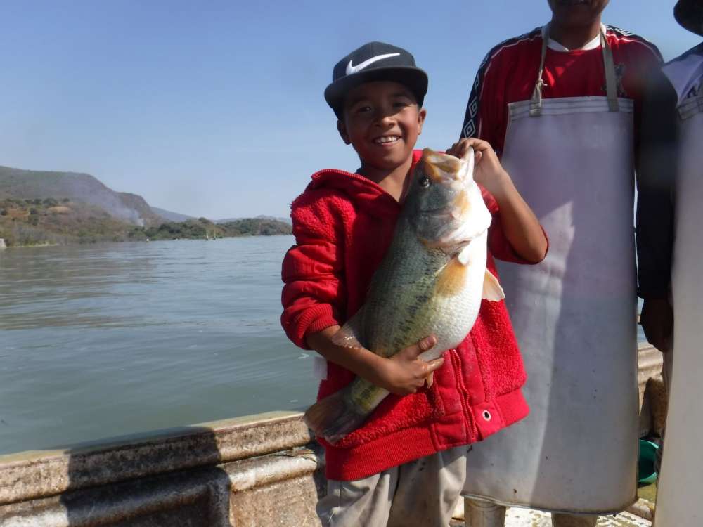 chapala bass 7.15 pounds Nov. 27 2020 kid in panga.JPG