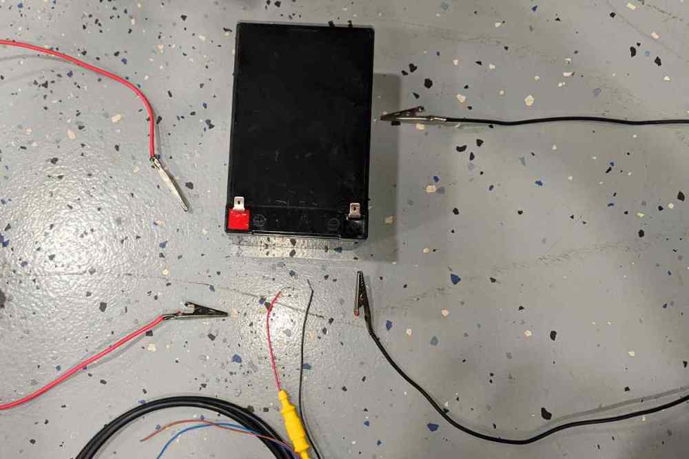 pic-3-clips-to-battery.jpg