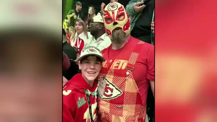 Elijah-Smith-and-Jason-Kelce-copy.webp.a97e96b49cb6108f6366e0a4aecc6057.webp