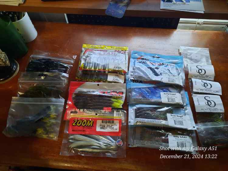 Fishmas2024-swhit140-sm.jpg.29deef7f768813062aba823206203892.jpg