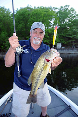 Guide Ed Franko works a floating Rattlin’ Rogue in spawning pockets to catch cruising or nesting bass.