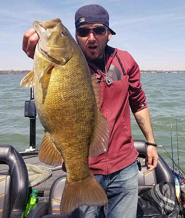 Forum Member Brian with a whopping 9lb 7oz St. Clair smallmouth (lake record!)
